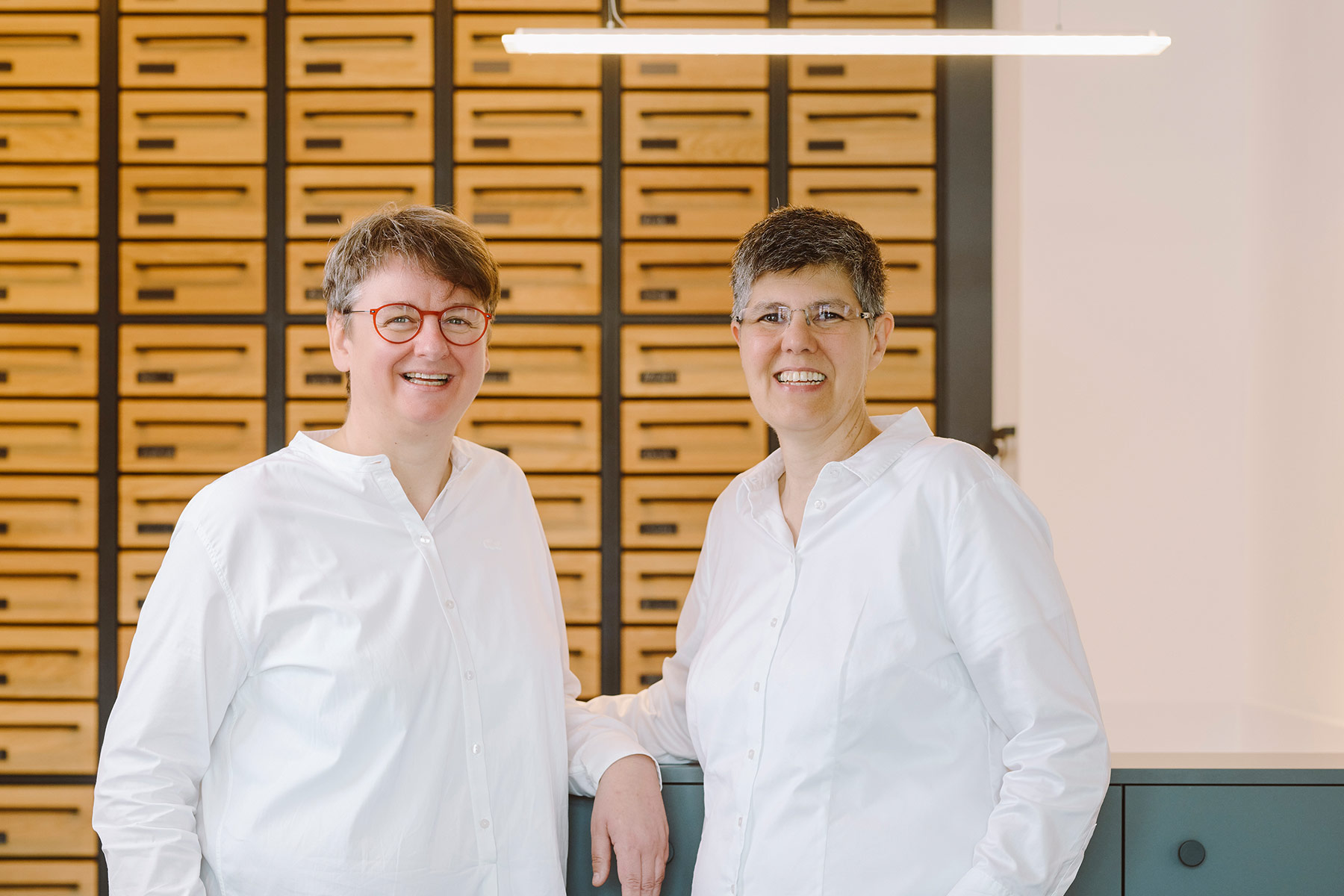 Eva Reiser und Katharina Bertele stehen in ihrem Ladengschäft